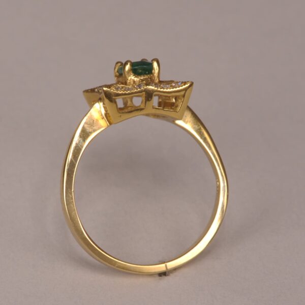 Fine emerald and diamond ring, simple yet beautiful