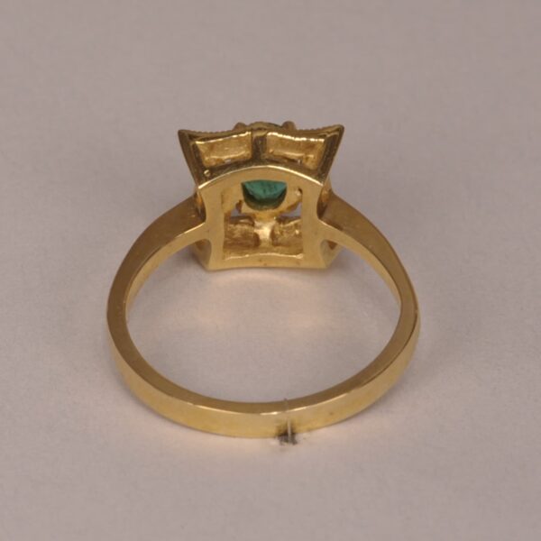 Fine emerald and diamond ring, simple yet beautiful