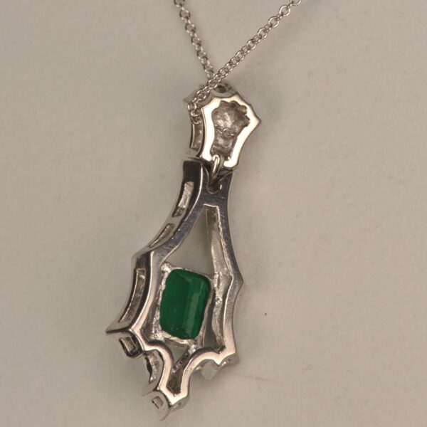 Fine green and diamond pendant inc chain.  Top color, great piece