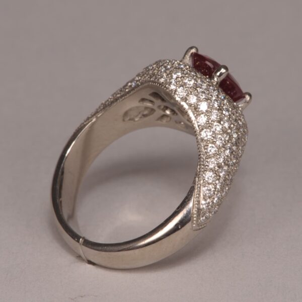 Ruby and diamond ring, top red color, excellent craftsmanship