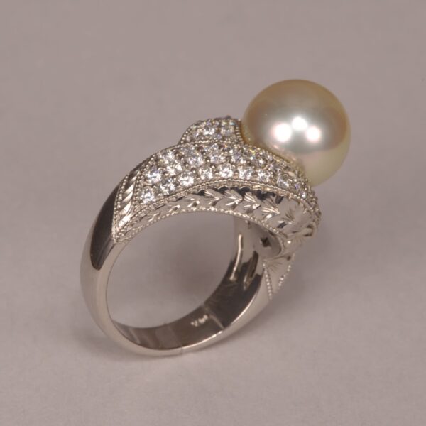 Fantastic large pearl and diamond ring true classic