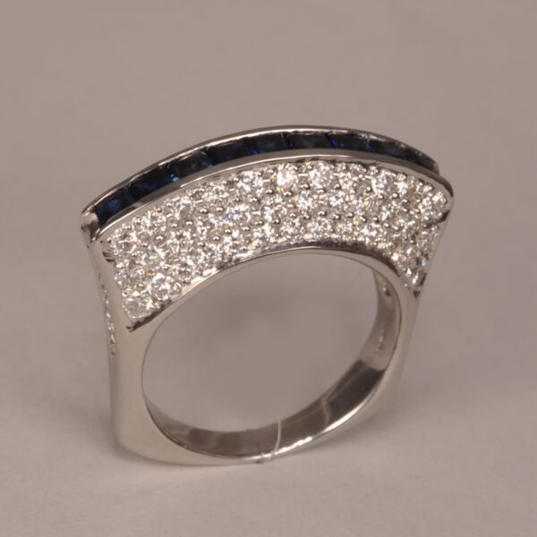 Blue sapphire and diamond high fashion ring