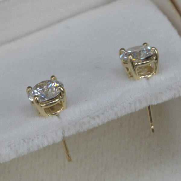 Very fine diamond 1.50ct diamond stud earrings, new