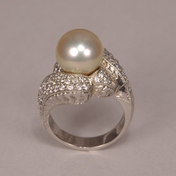 Fantastic large pearl and diamond ring true classic