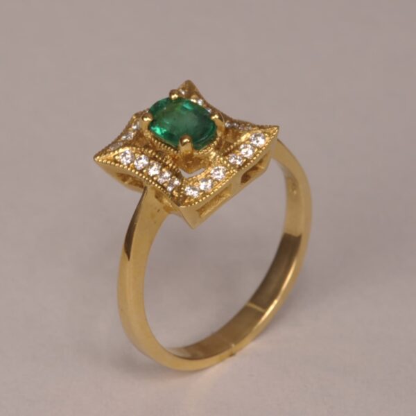 Fine emerald and diamond ring, simple yet beautiful