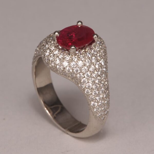 Ruby and diamond ring, top red color, excellent craftsmanship