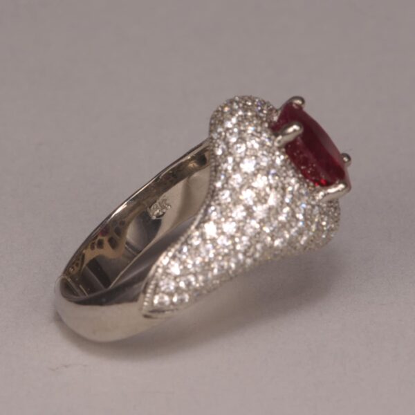 Ruby and diamond ring, top red color, excellent craftsmanship