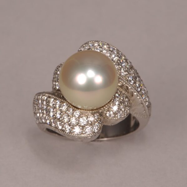 Fantastic large pearl and diamond ring true classic