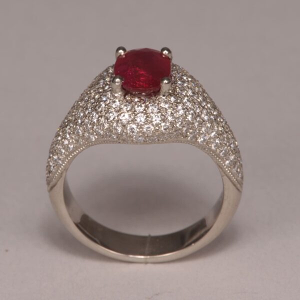 Ruby and diamond ring, top red color, excellent craftsmanship