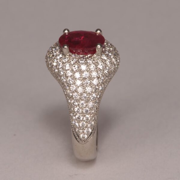 Ruby and diamond ring, top red color, excellent craftsmanship