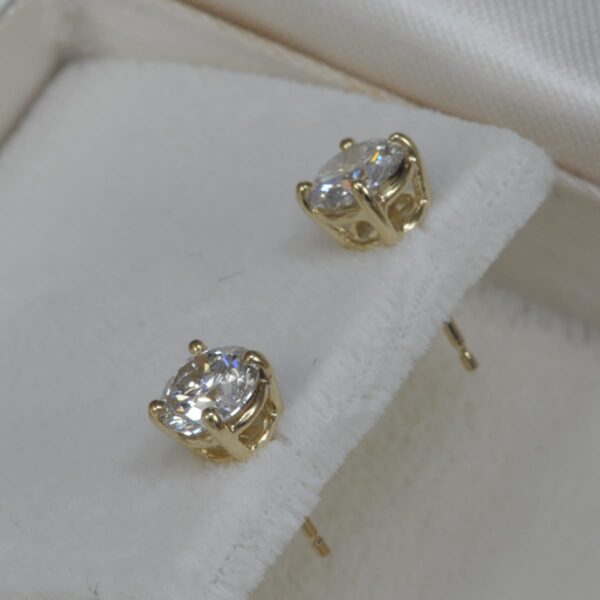 Very fine diamond 1.50ct diamond stud earrings, new