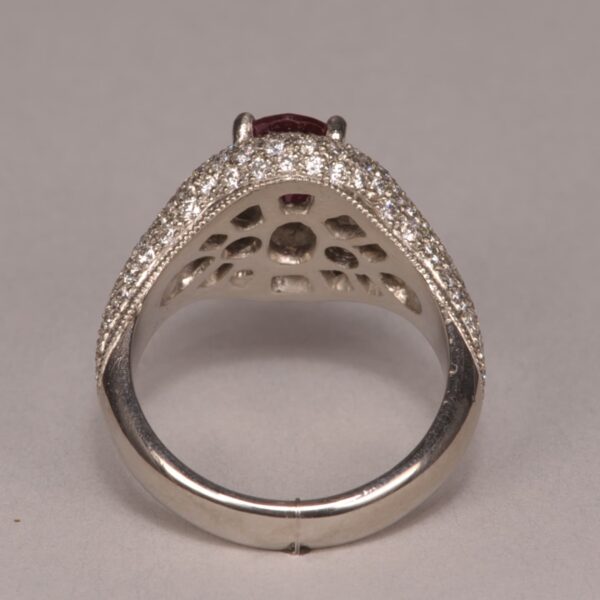 Ruby and diamond ring, top red color, excellent craftsmanship