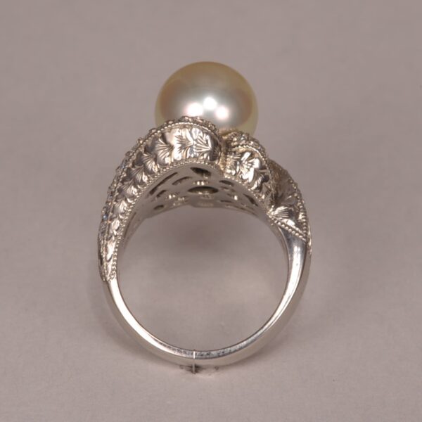 Fantastic large pearl and diamond ring true classic