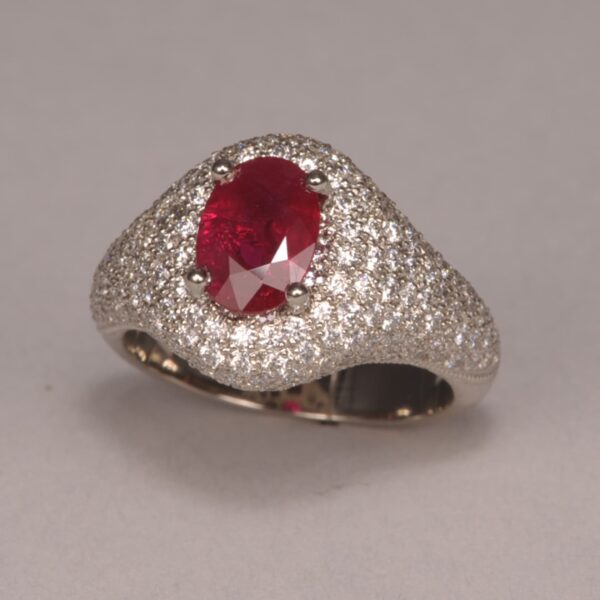 Ruby and diamond ring, top red color, excellent craftsmanship