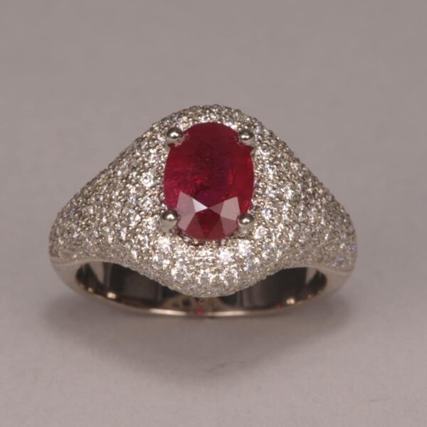 Ruby and diamond ring, top red color, excellent craftsmanship