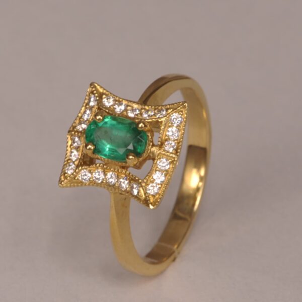 Fine emerald and diamond ring, simple yet beautiful