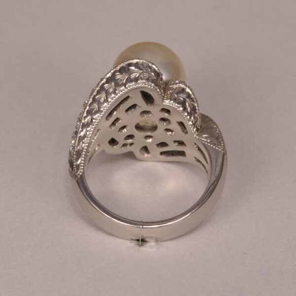 Fantastic large pearl and diamond ring true classic