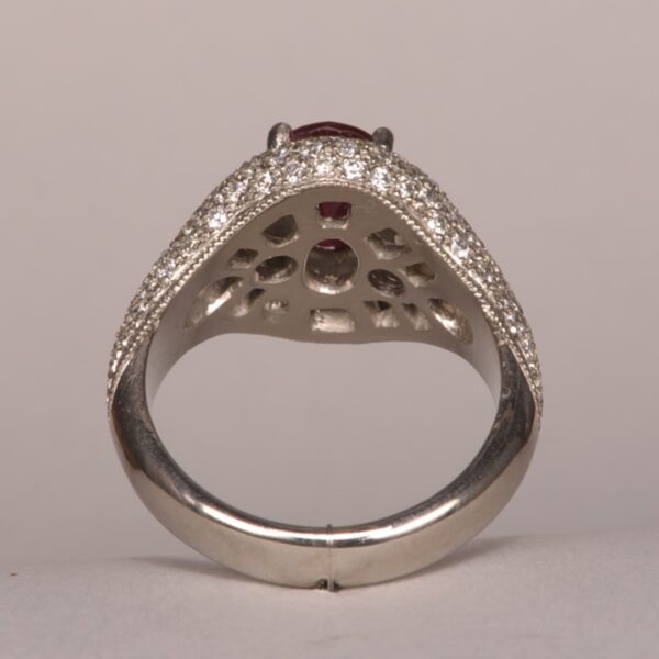 Ruby and diamond ring, top red color, excellent craftsmanship