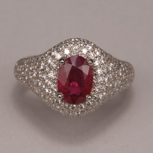 Ruby and diamond ring, top red color, excellent craftsmanship