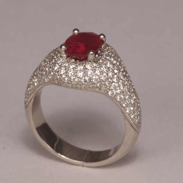 Ruby and diamond ring, top red color, excellent craftsmanship