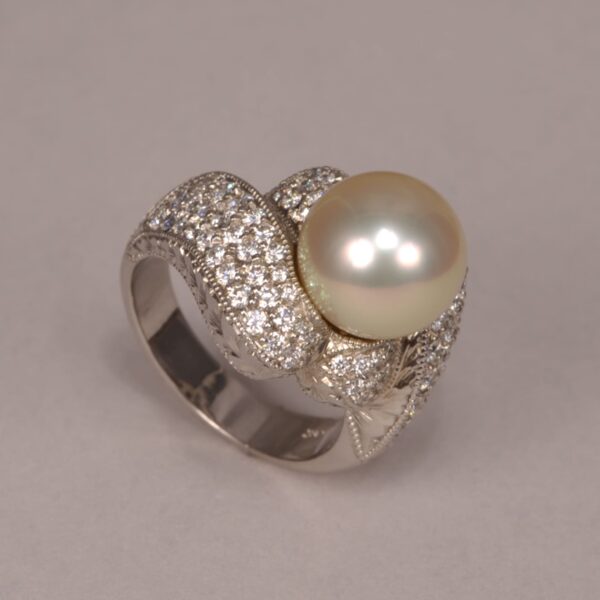 Fantastic large pearl and diamond ring true classic