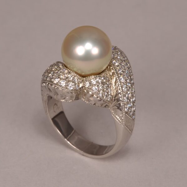 Fantastic large pearl and diamond ring true classic